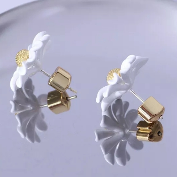 Kate Spade "In To The Bloom" Gold Daisy Earrings - Picture 4 of 4